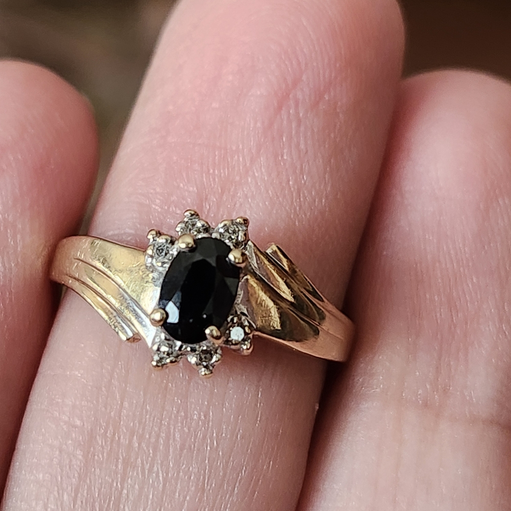 Elegant 10k Gold Ring With Natural Diamond and Saphire